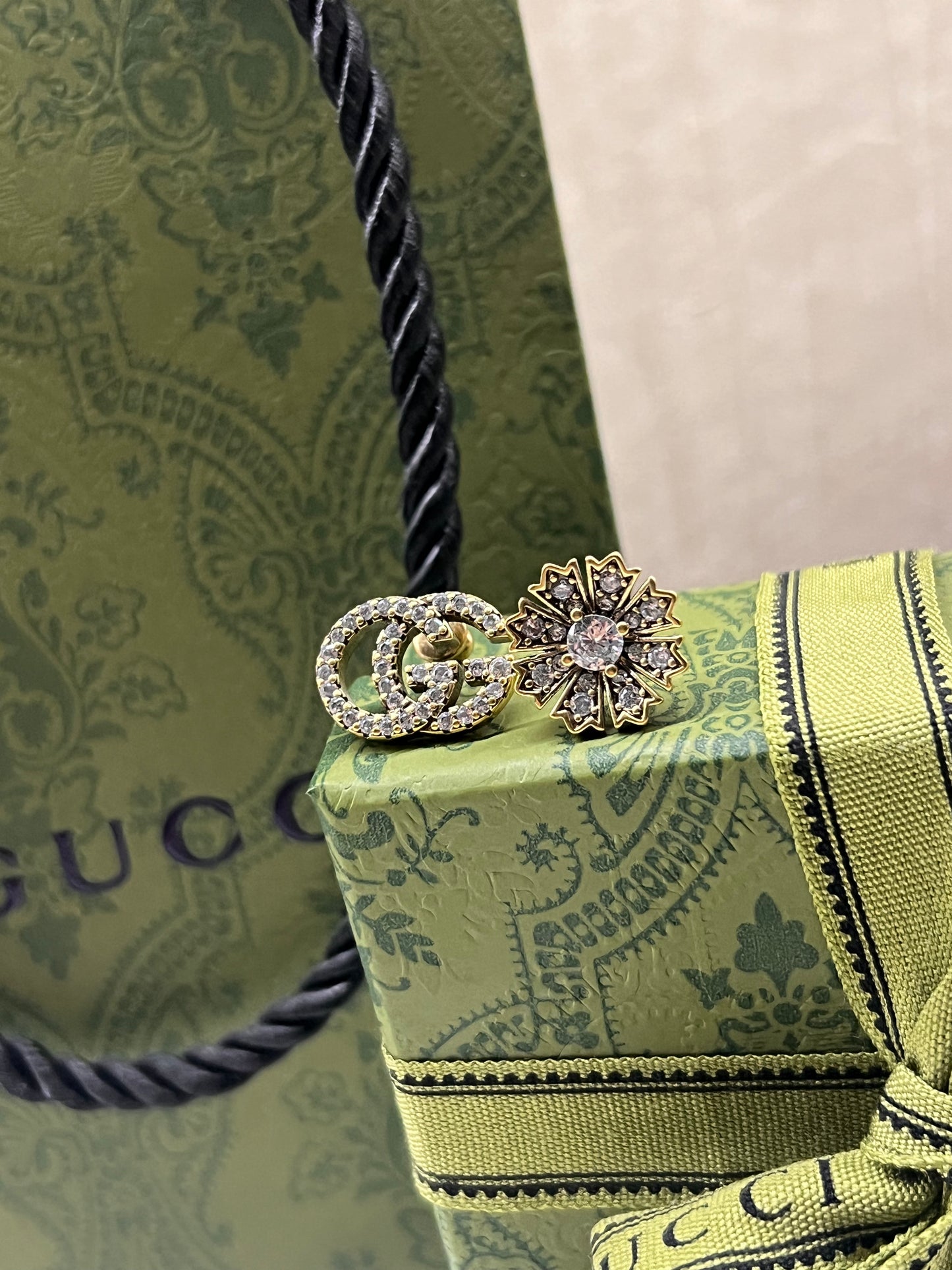 Aretes Gucci Asimetrico Flor
