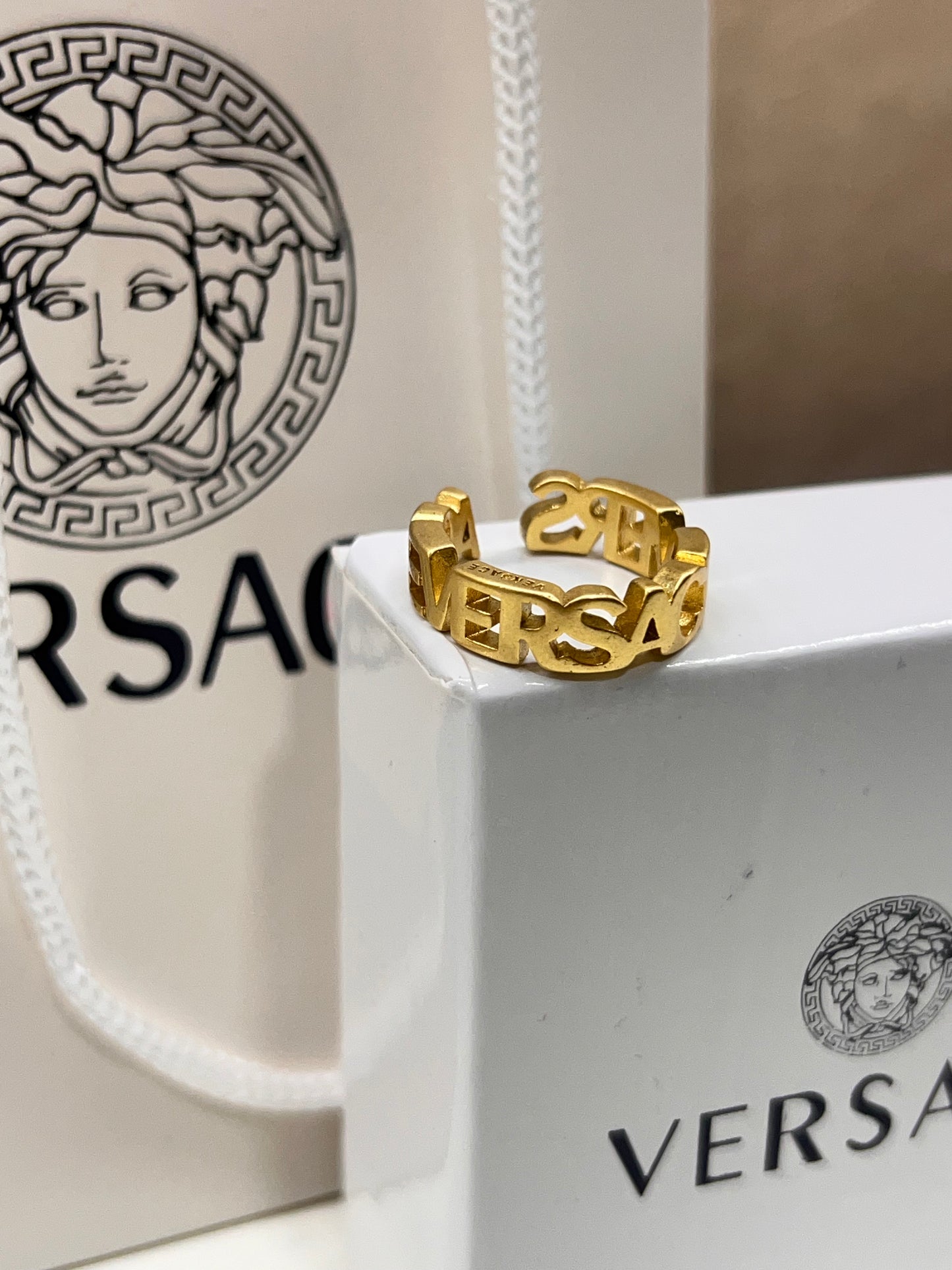 Anillo Versace Letras