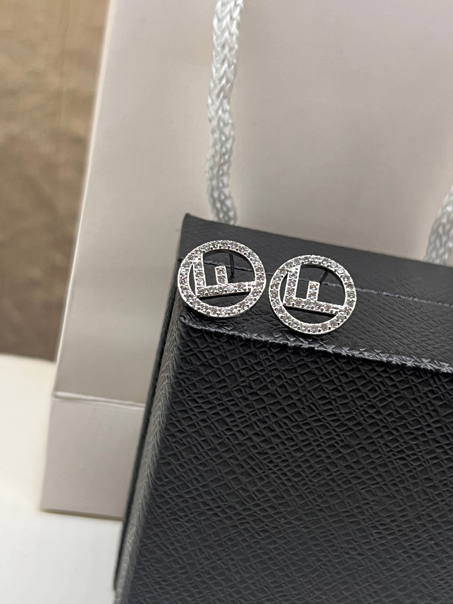 Aretes Fendi Clasicos En Circulo