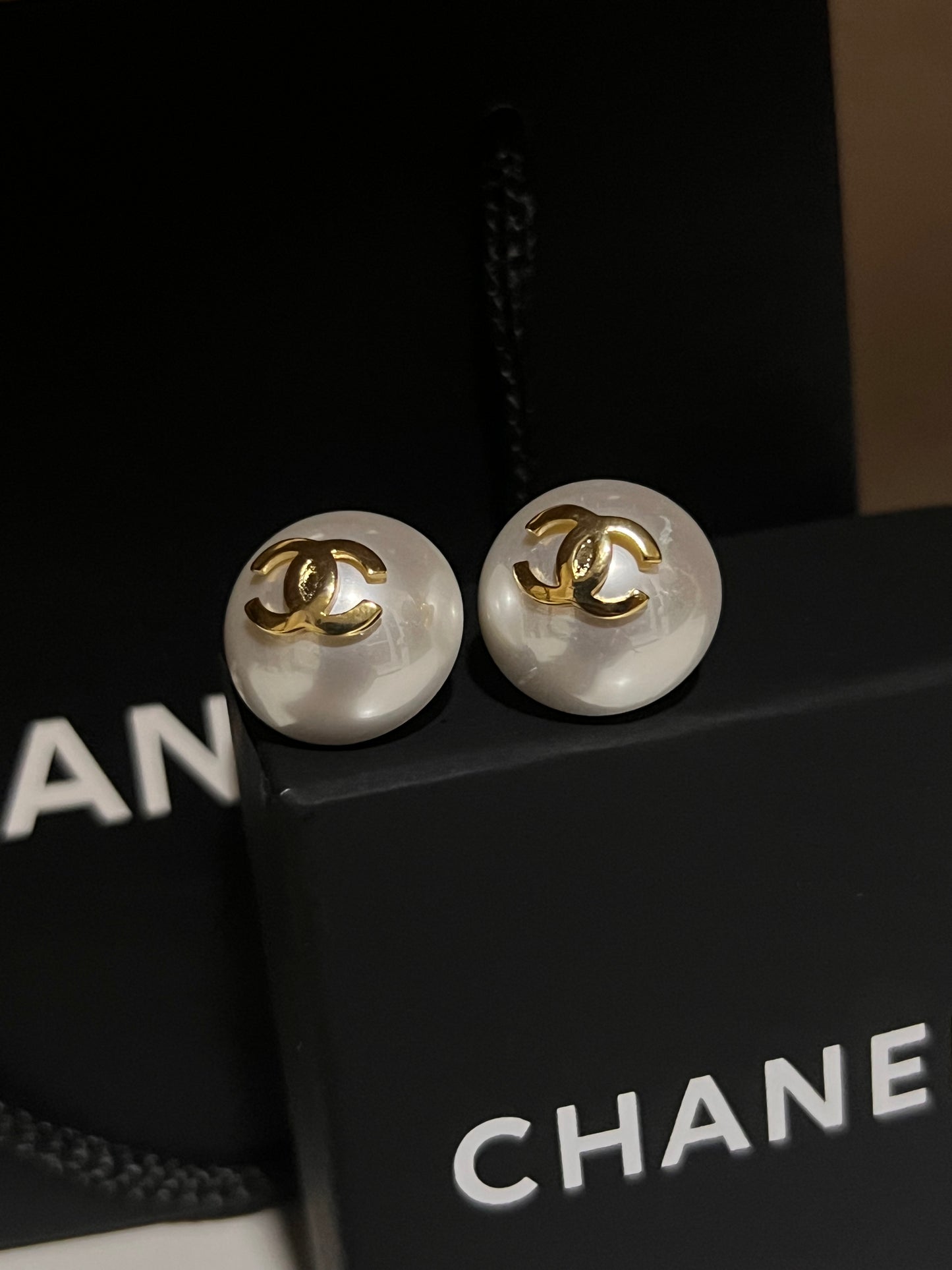 Arete Chanel De Perla Con Logo