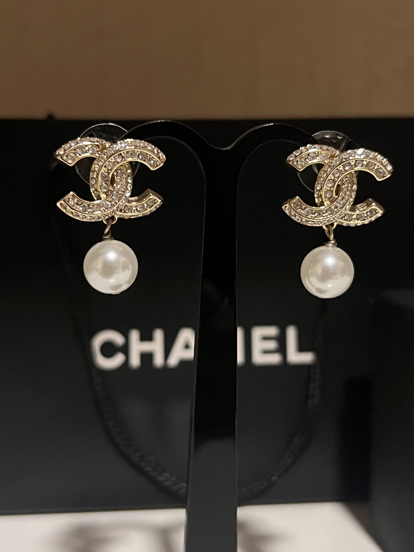 Arete Chanel Curveado Con Perla