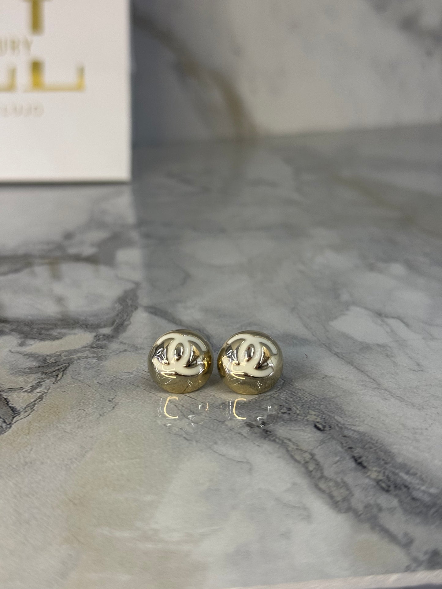 arete chanel esfera logo blanco