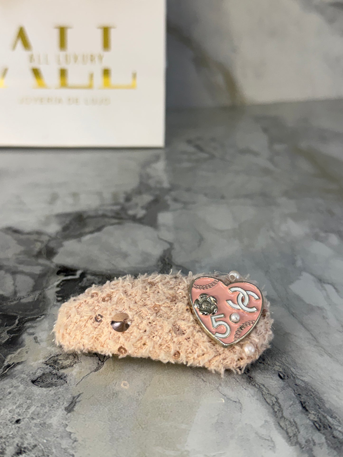 broche chanel para cabello en tela