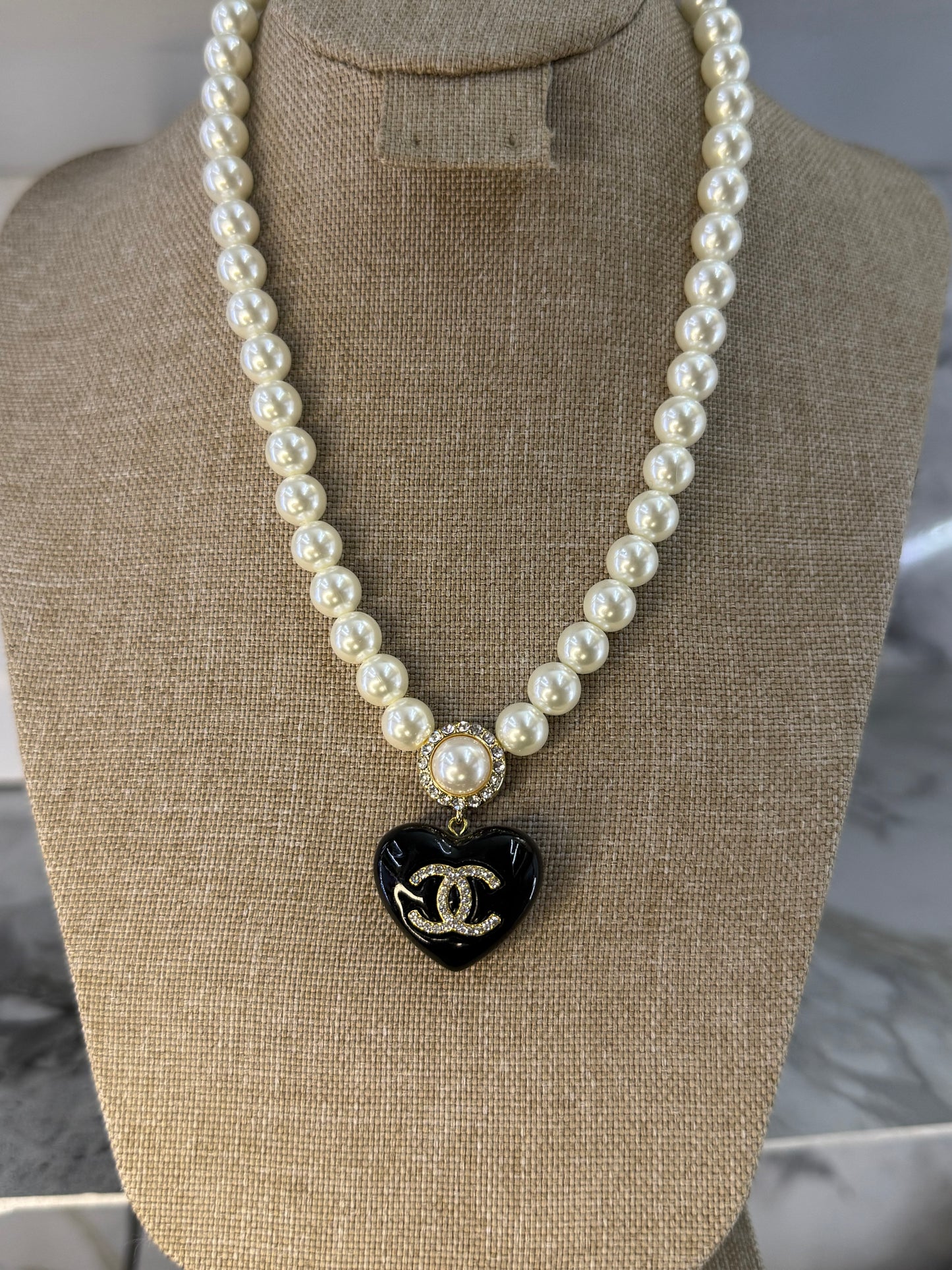 collar chanel perlas corazon negro