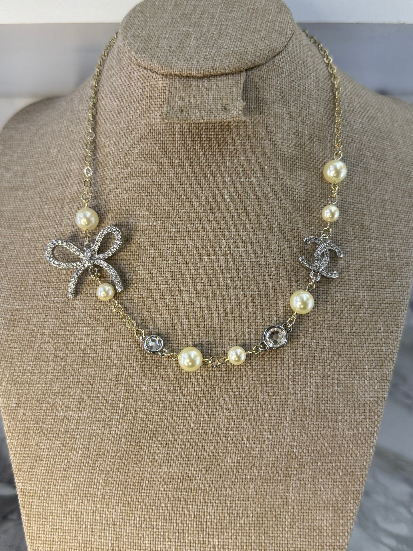 collar chanel perlas con moño cristal