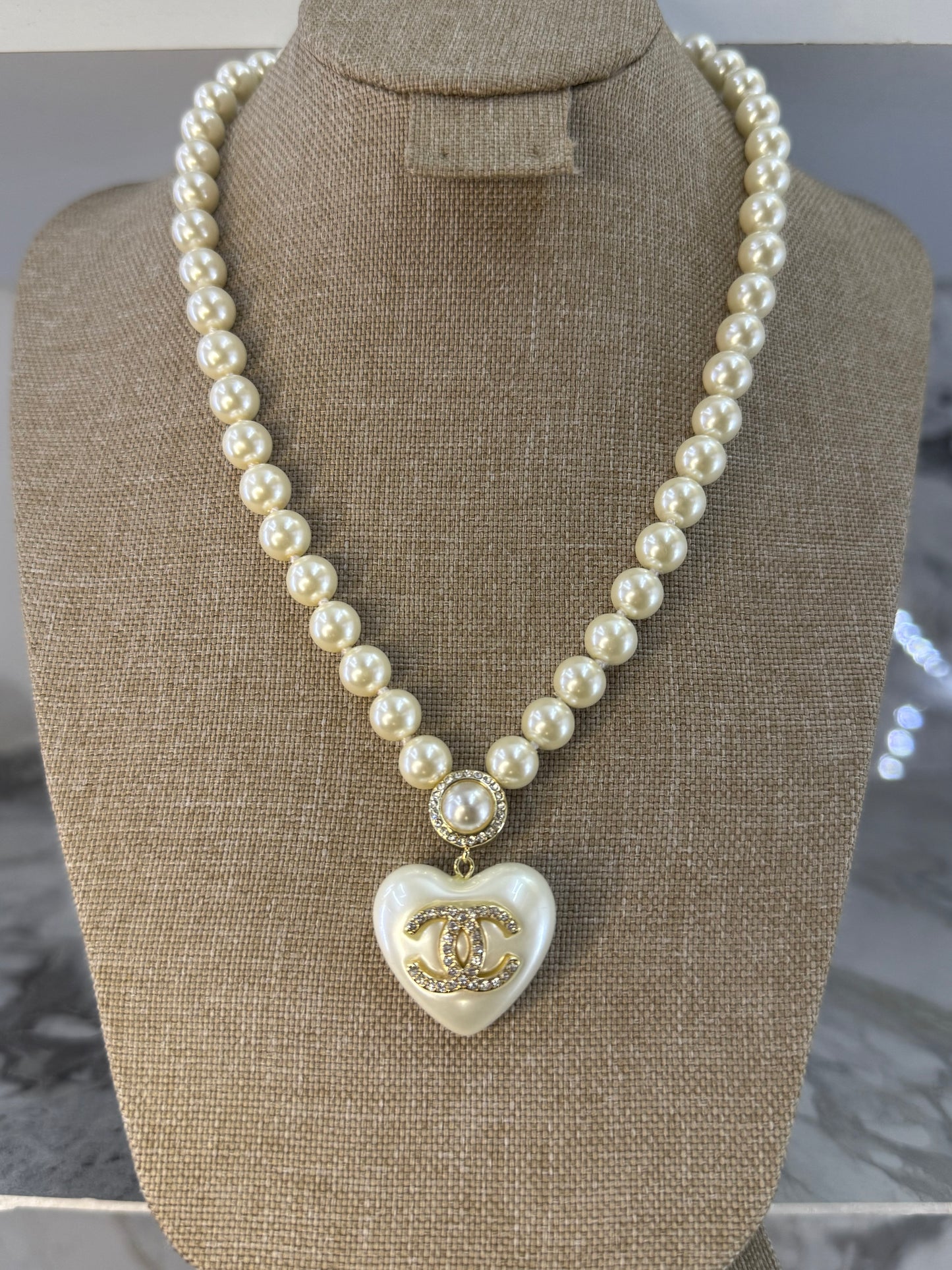 collar chanel de perlas corazon blanco