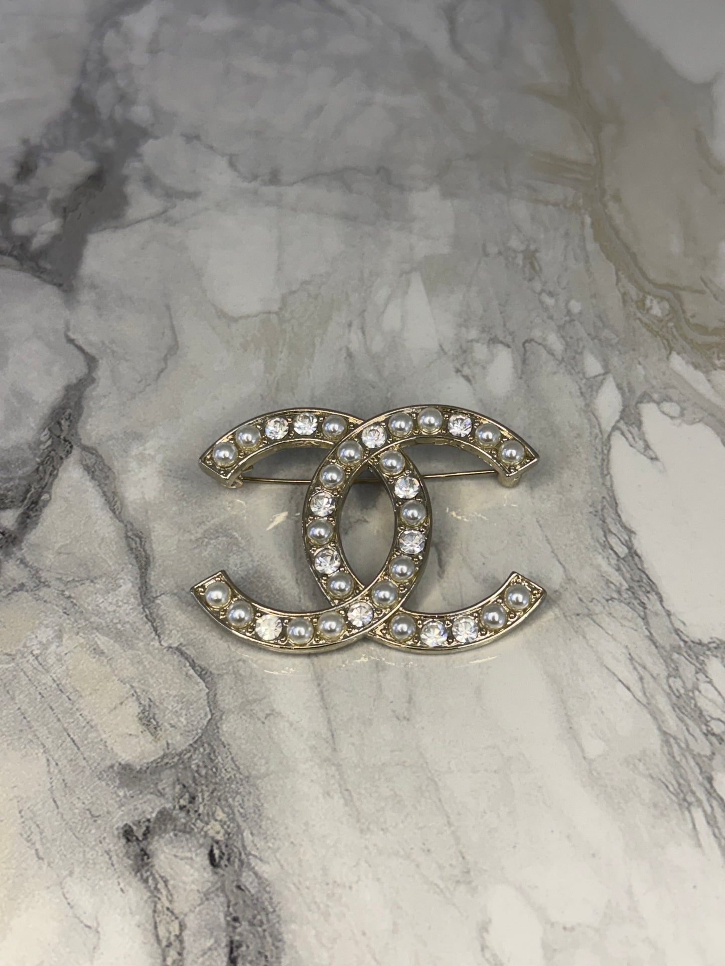 prendedor chanel perlas/cristal