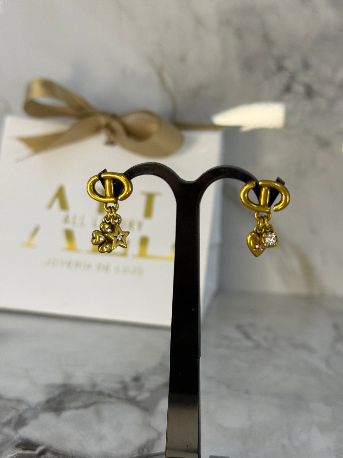 aretes Dior asimetrico trebol