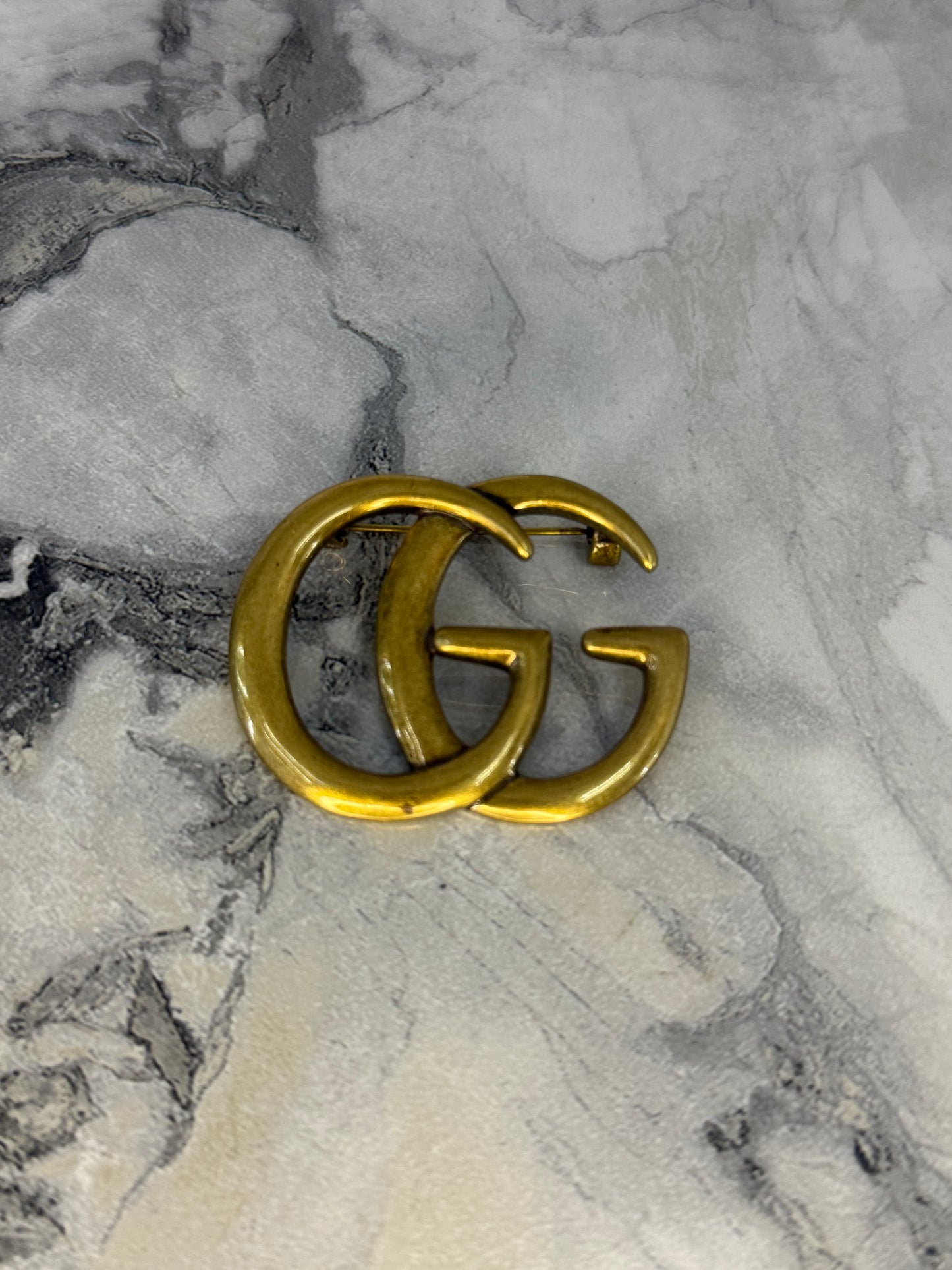 prendedor logo gucci