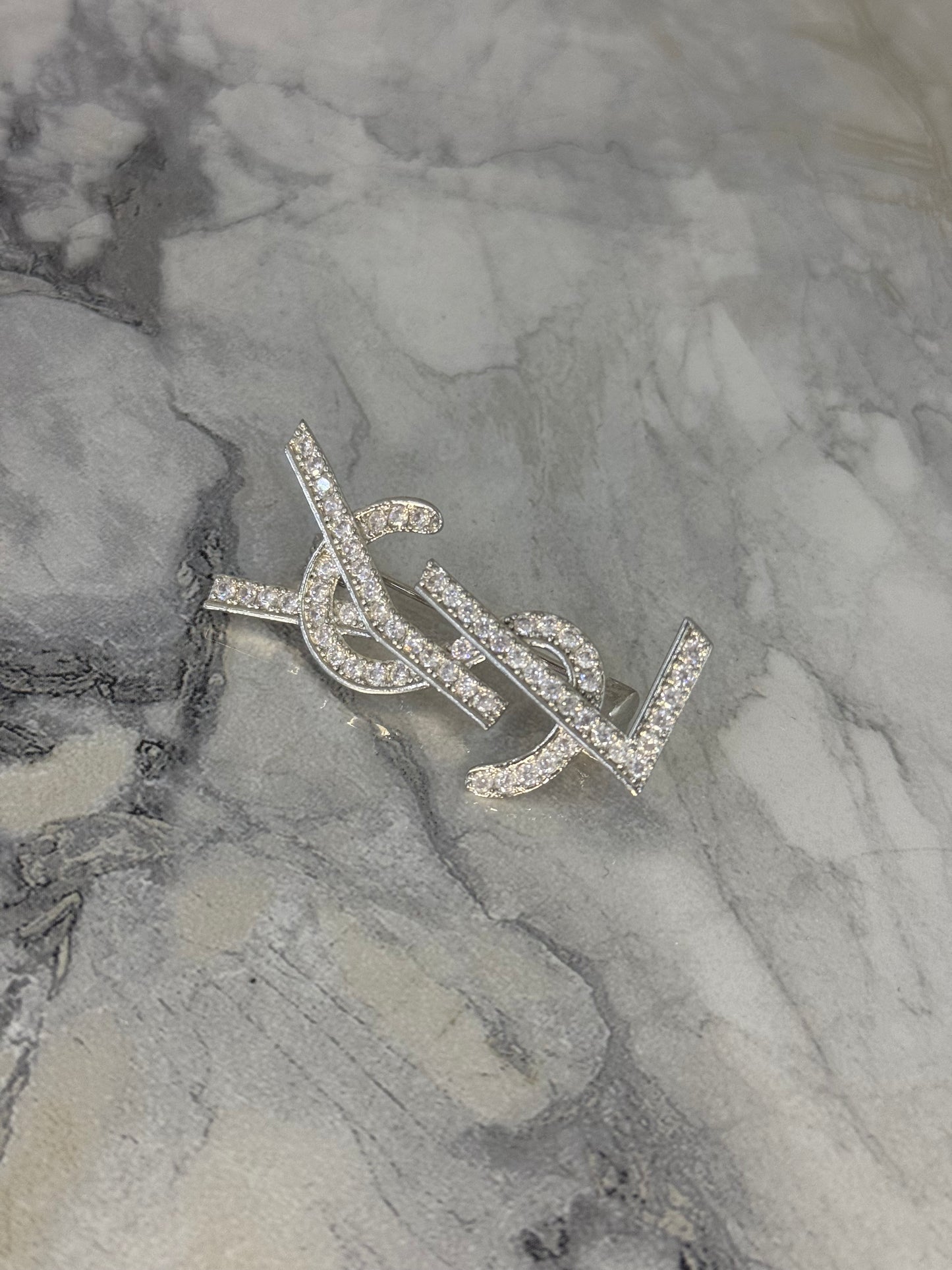prendedor ysl plata zirconia