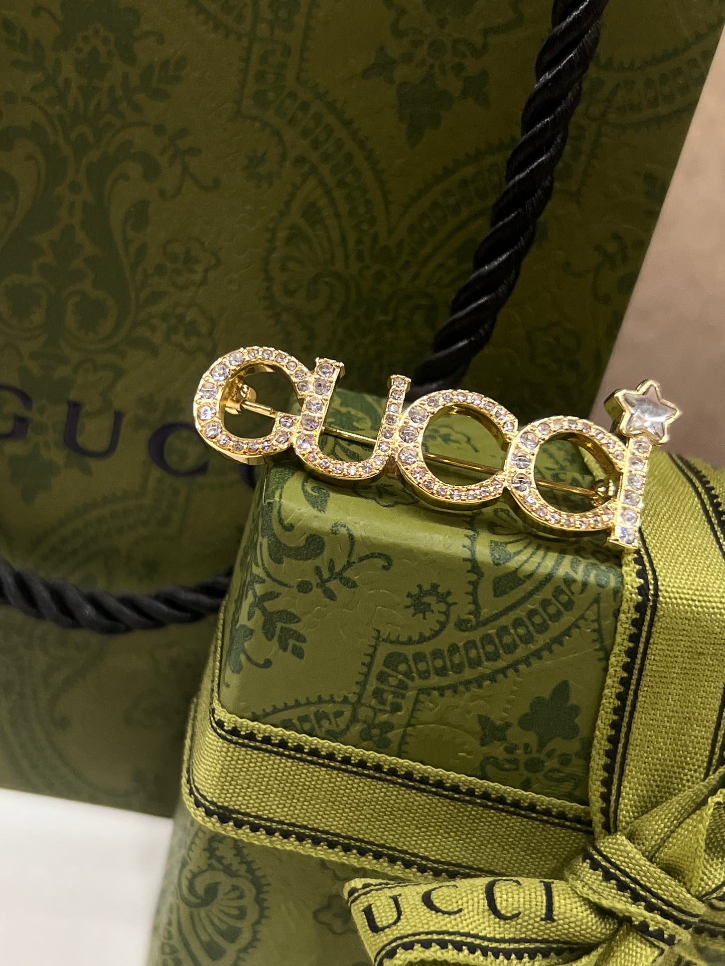 Prendedor Letras Gucci Estrella