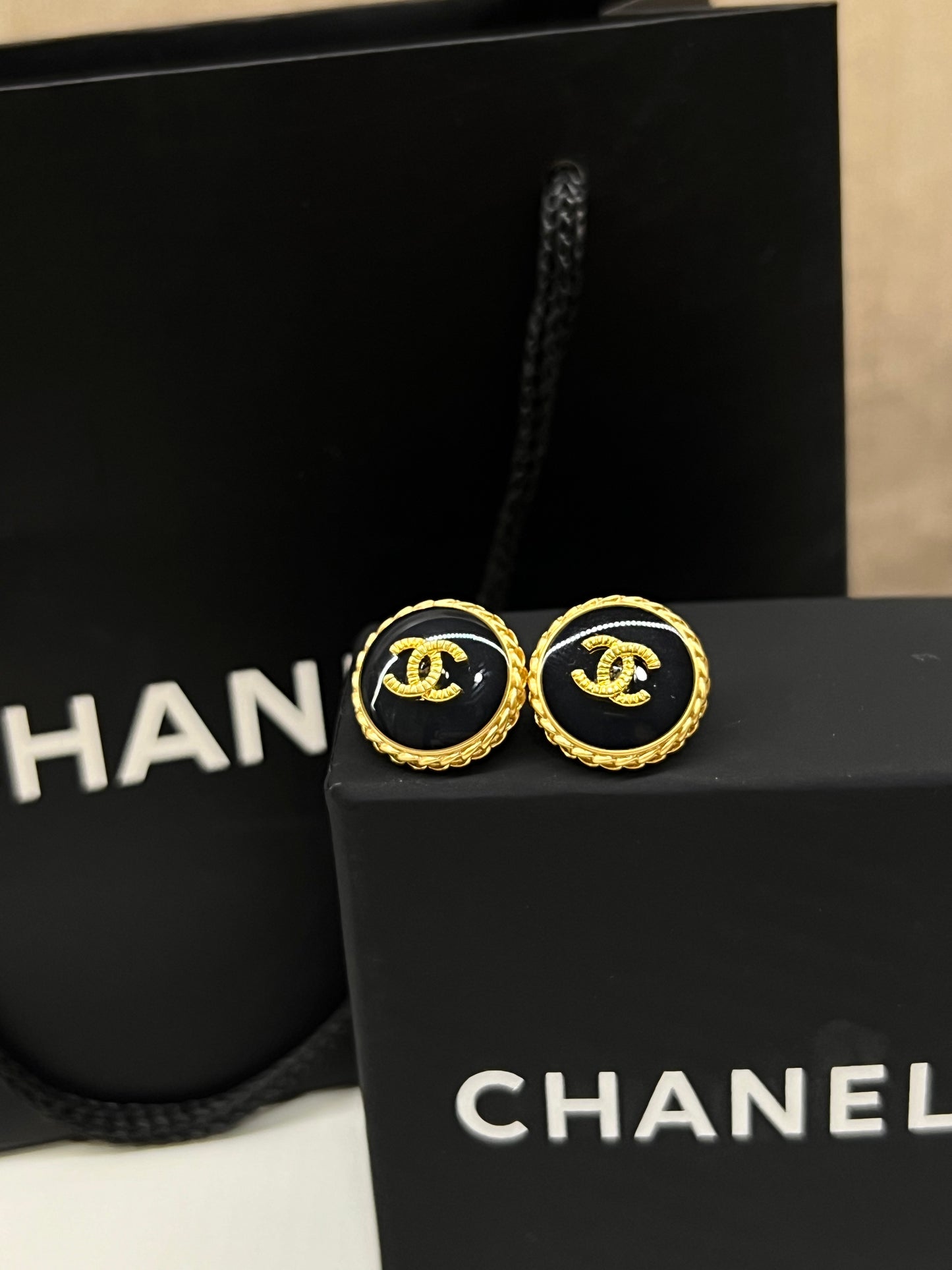 Arete Chanel Circular Con Logo Trenzado