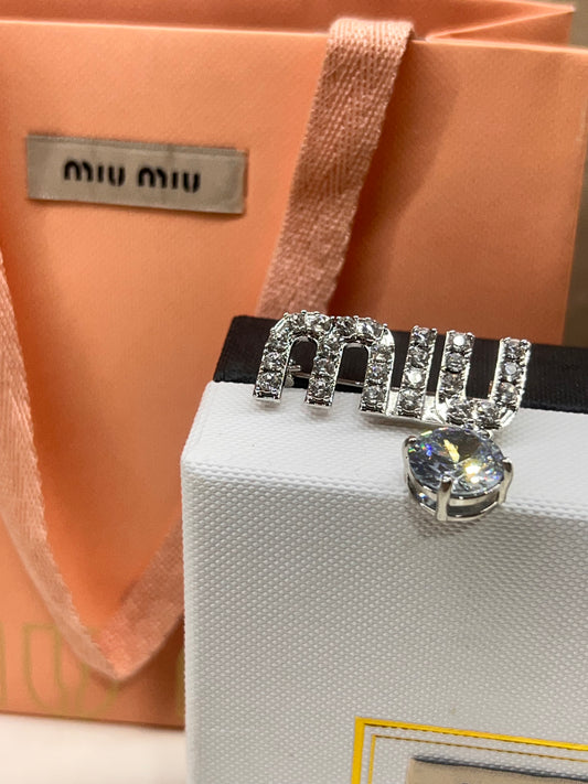 Prendedor Miu Miu Clasico