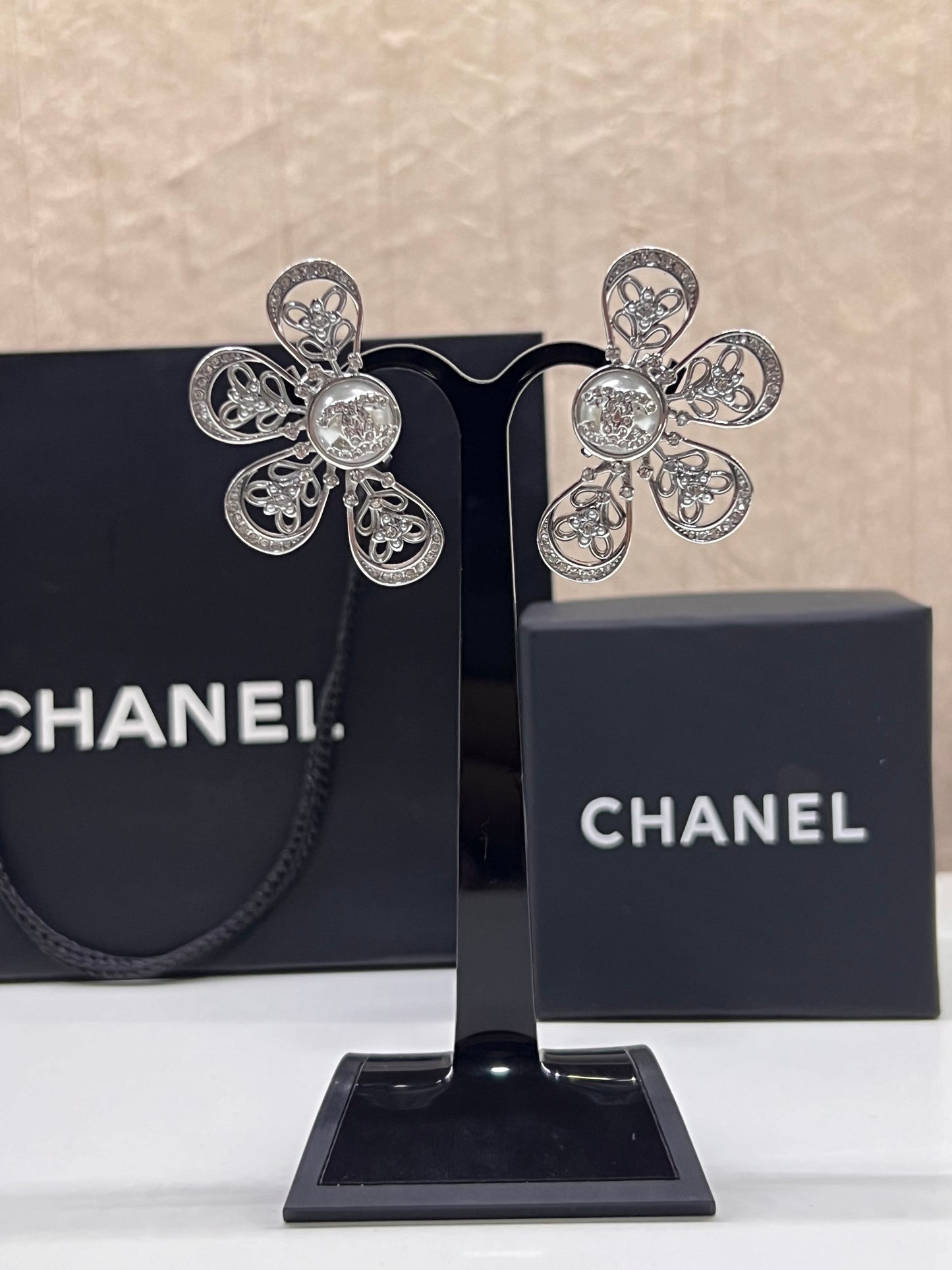 Aretes Chanel Flor Asimetrico