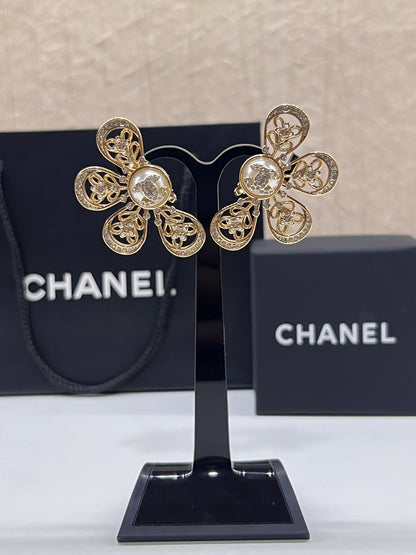 Aretes Chanel Flor Asimetrico