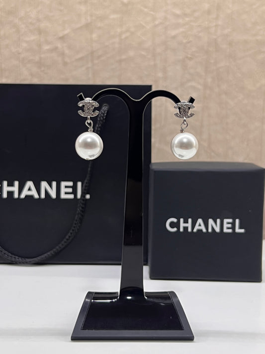 Arete Chanel Mini Con Perla Colgante