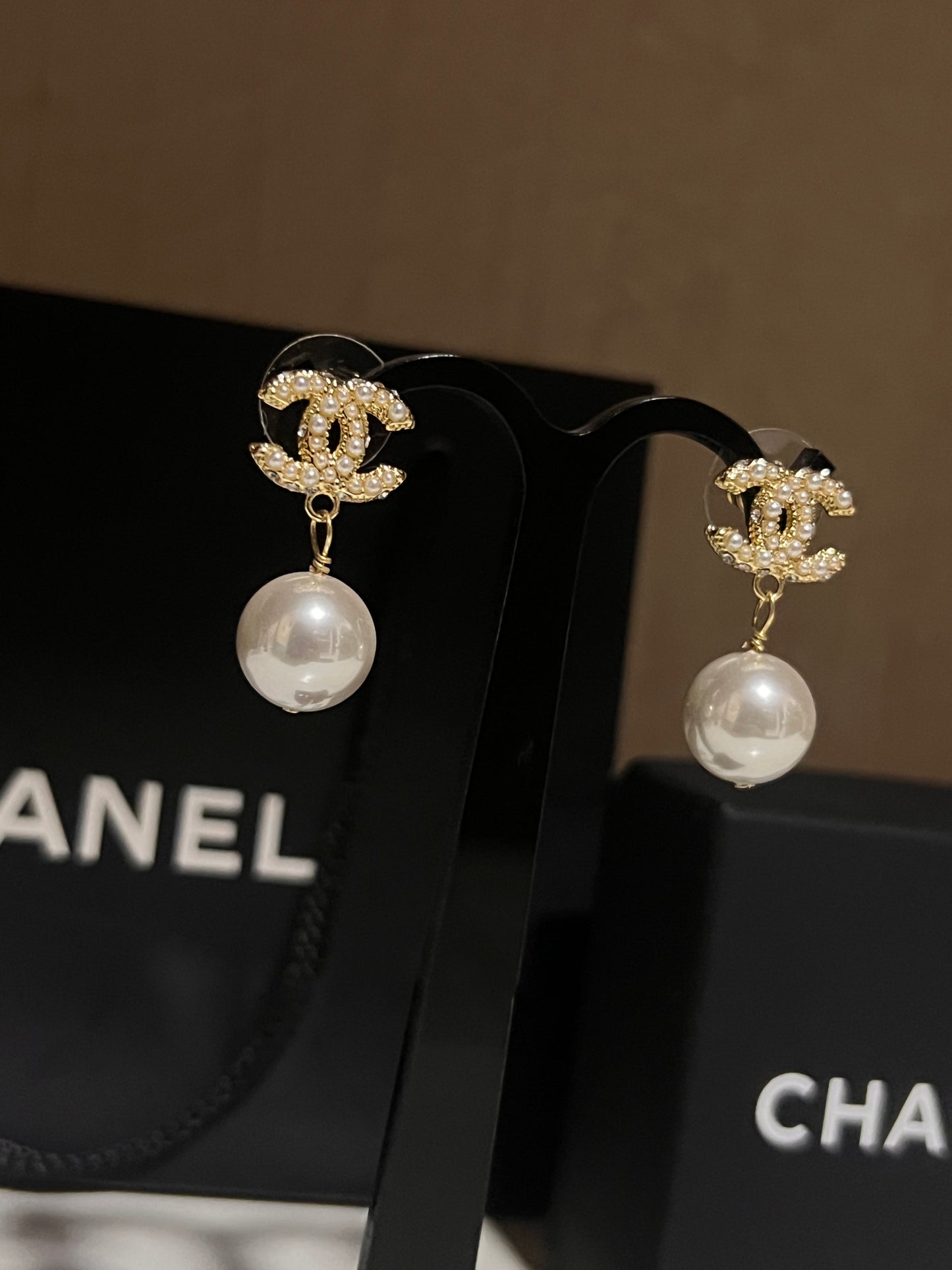 Aretes Chanel Logo Mini Perlas Colgantes