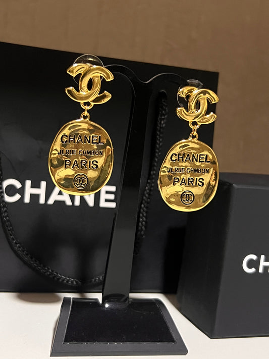 Aretes Chanel Logo Con Placa Colgante Liso