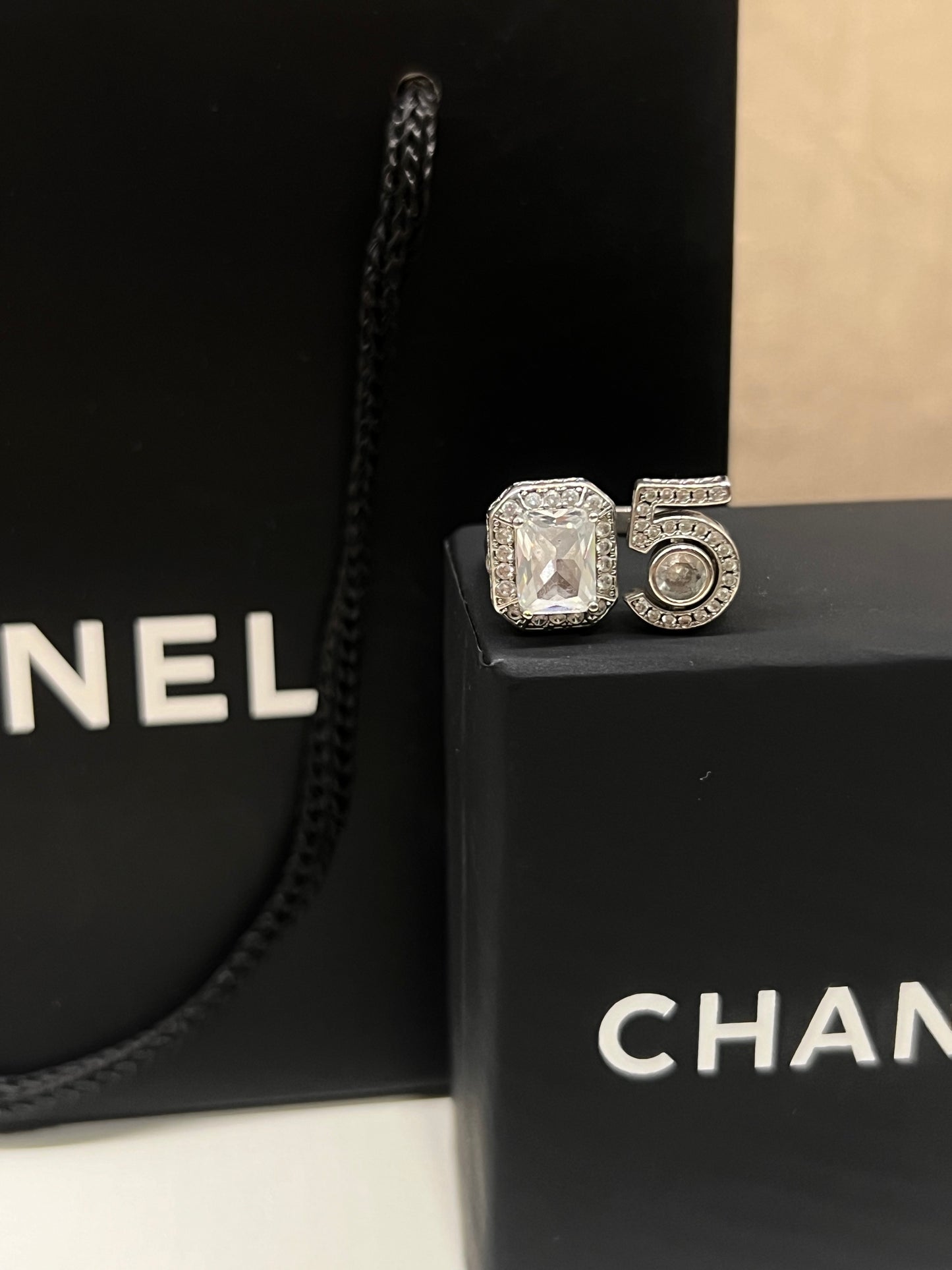 Anillo Chanel Num 5. Doble