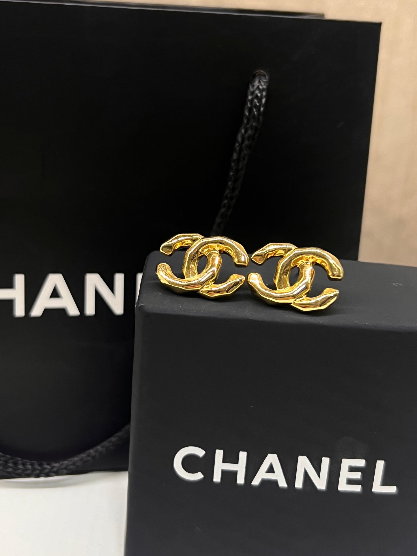 Arete Chanel Liso Dorado