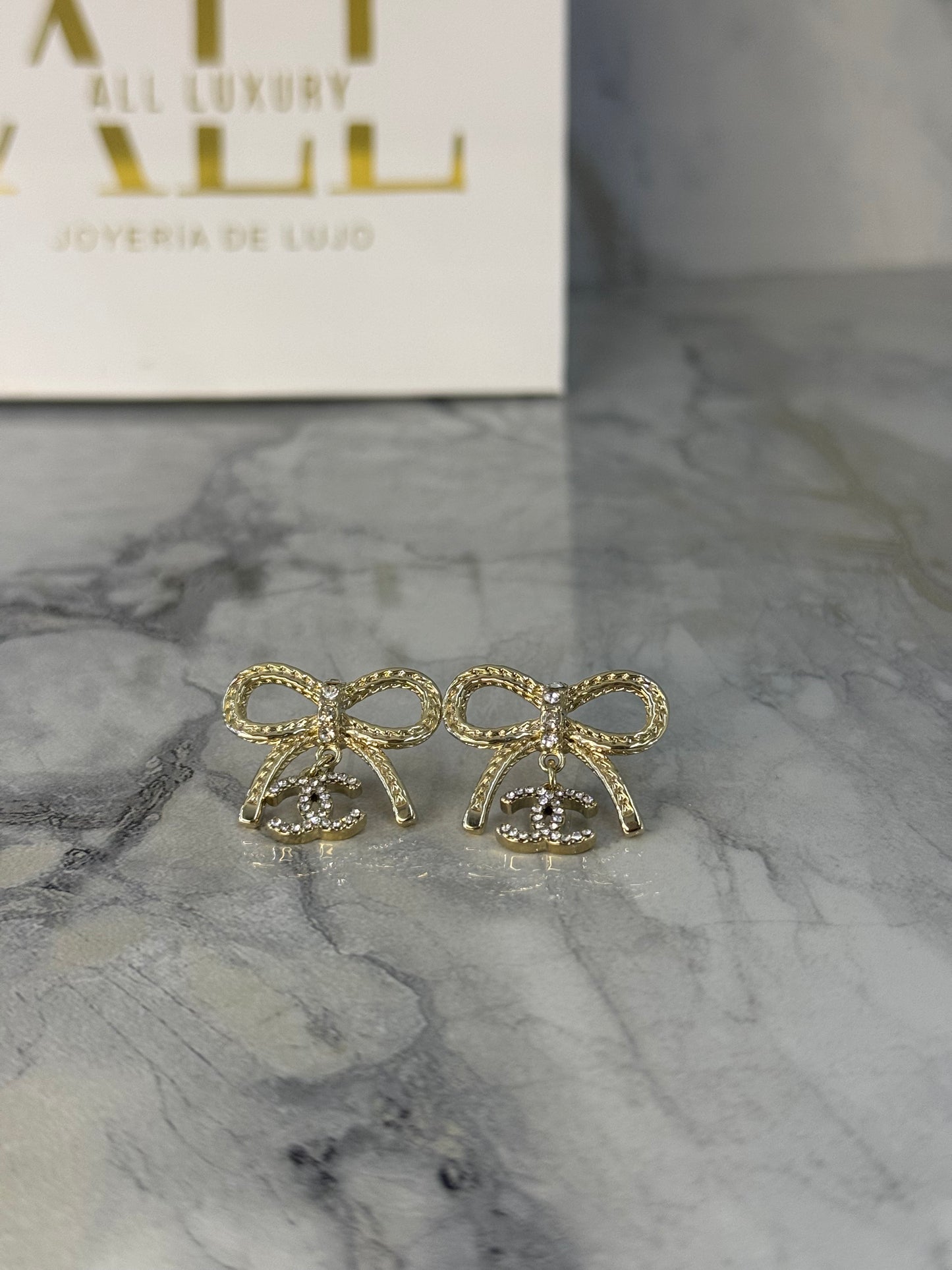 aretes chanel moño con logo