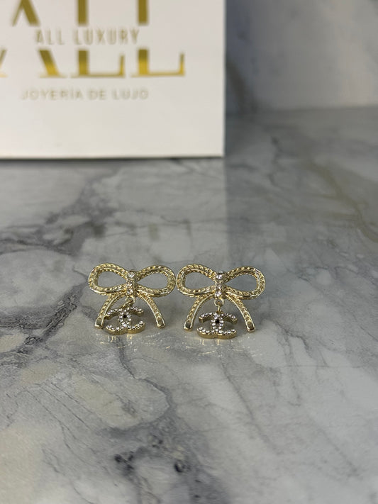 aretes chanel moño con logo