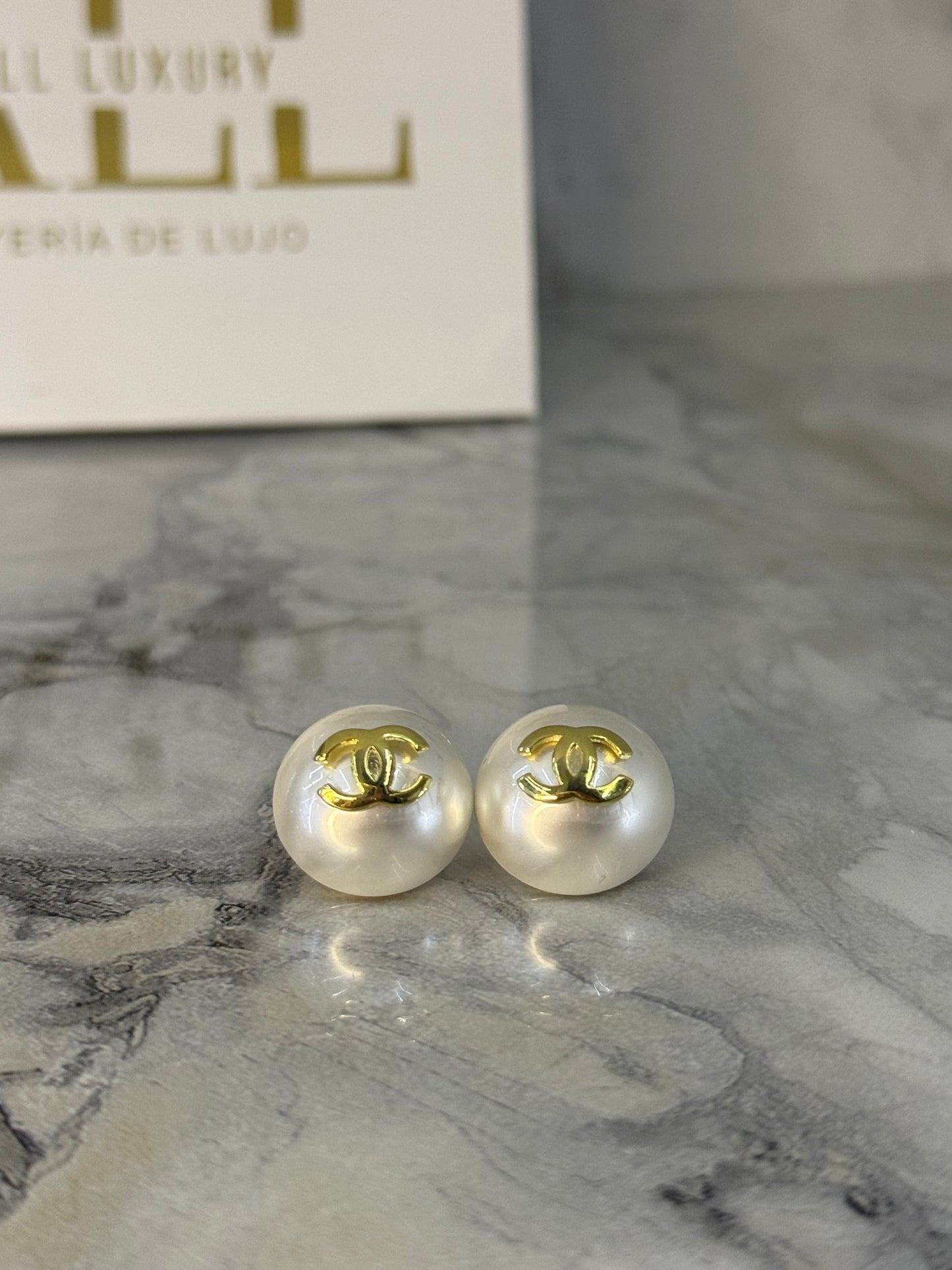 aretes de perla y logo oro