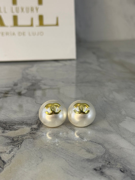 aretes de perla y logo oro