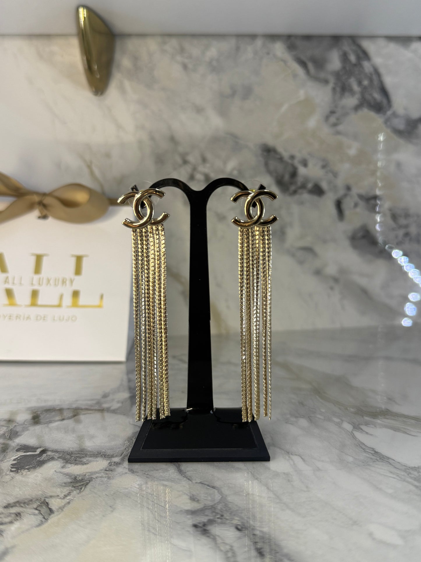 aretes chanel logo c/cadenas colgante