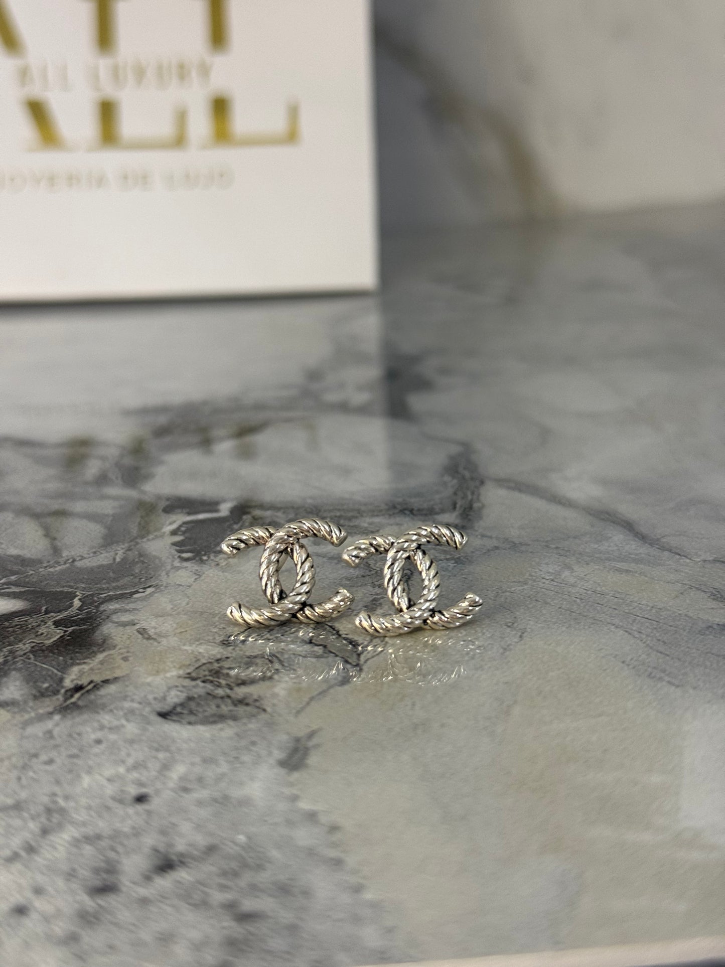 aretes chanel logo plata sencillo