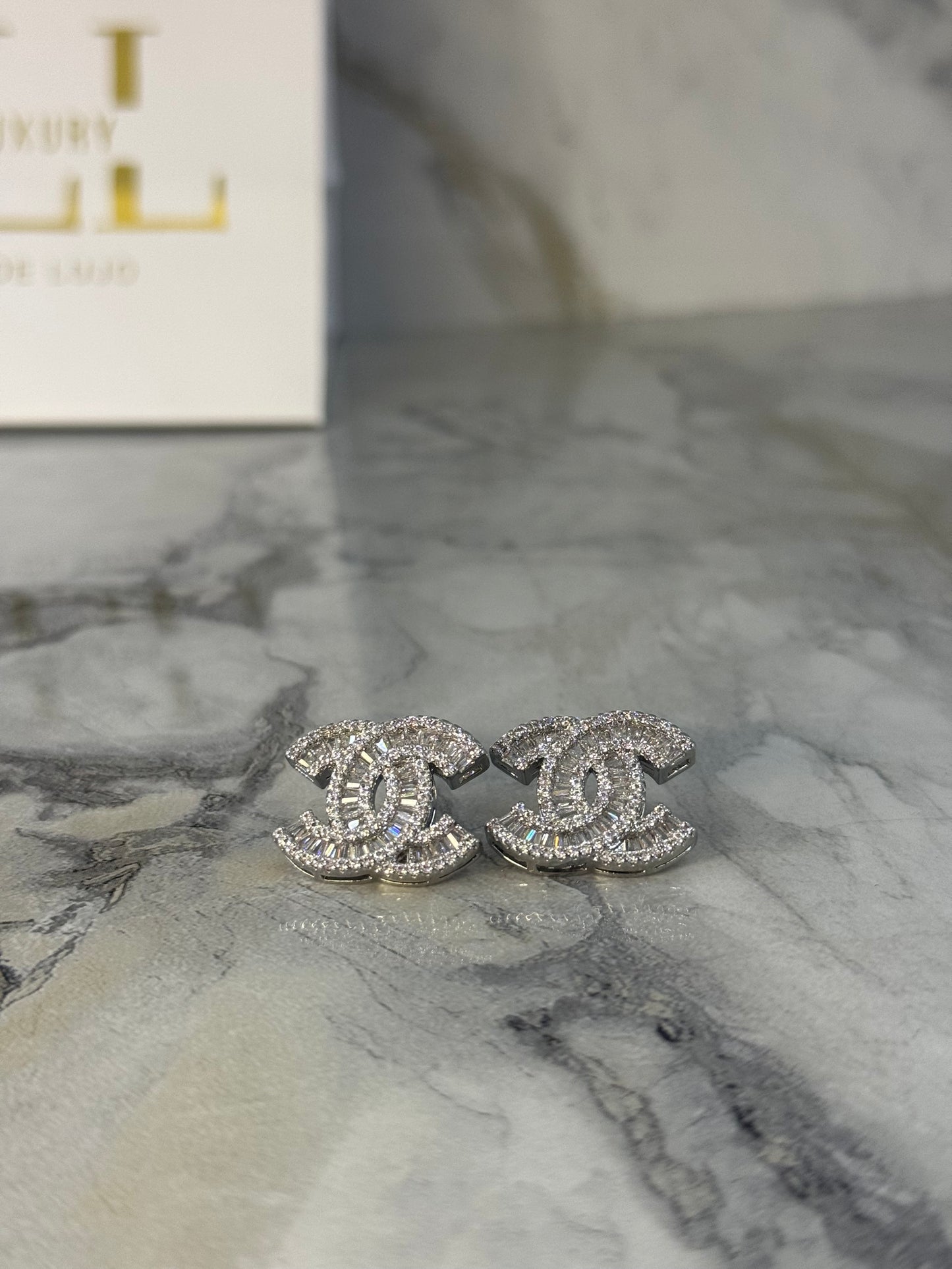 aretes chanel cristal logo med