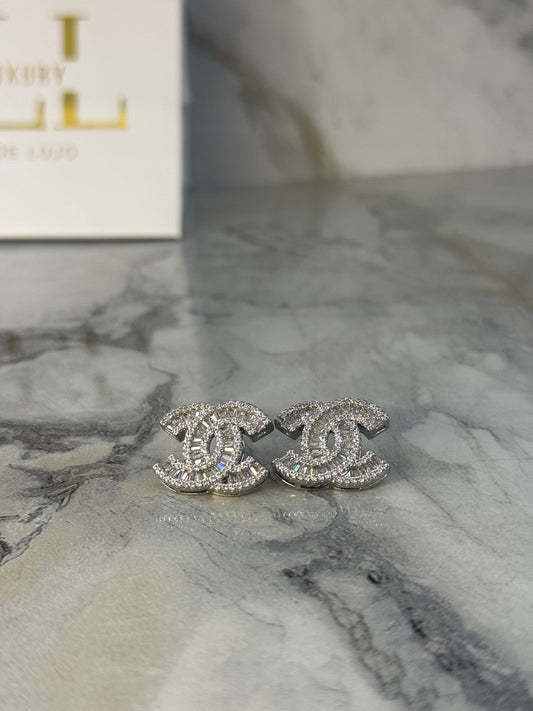 aretes chanel cristal logo med