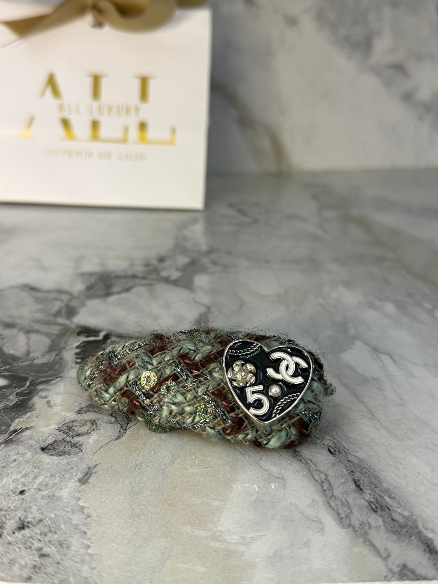broche chanel para cabello en tela