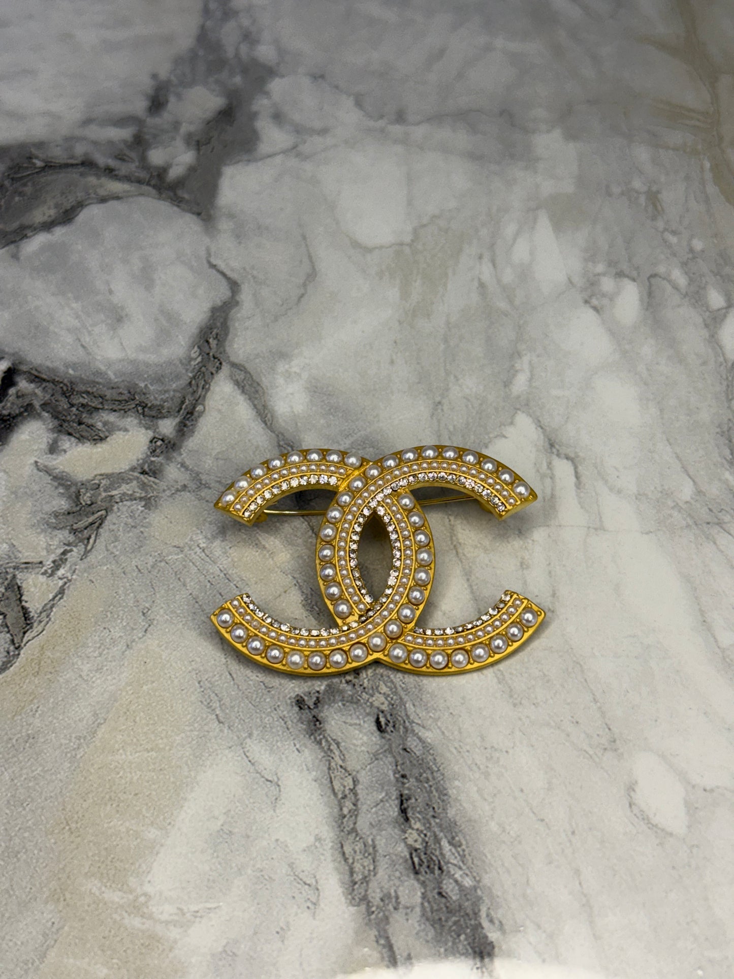 prendedor chanel perlas