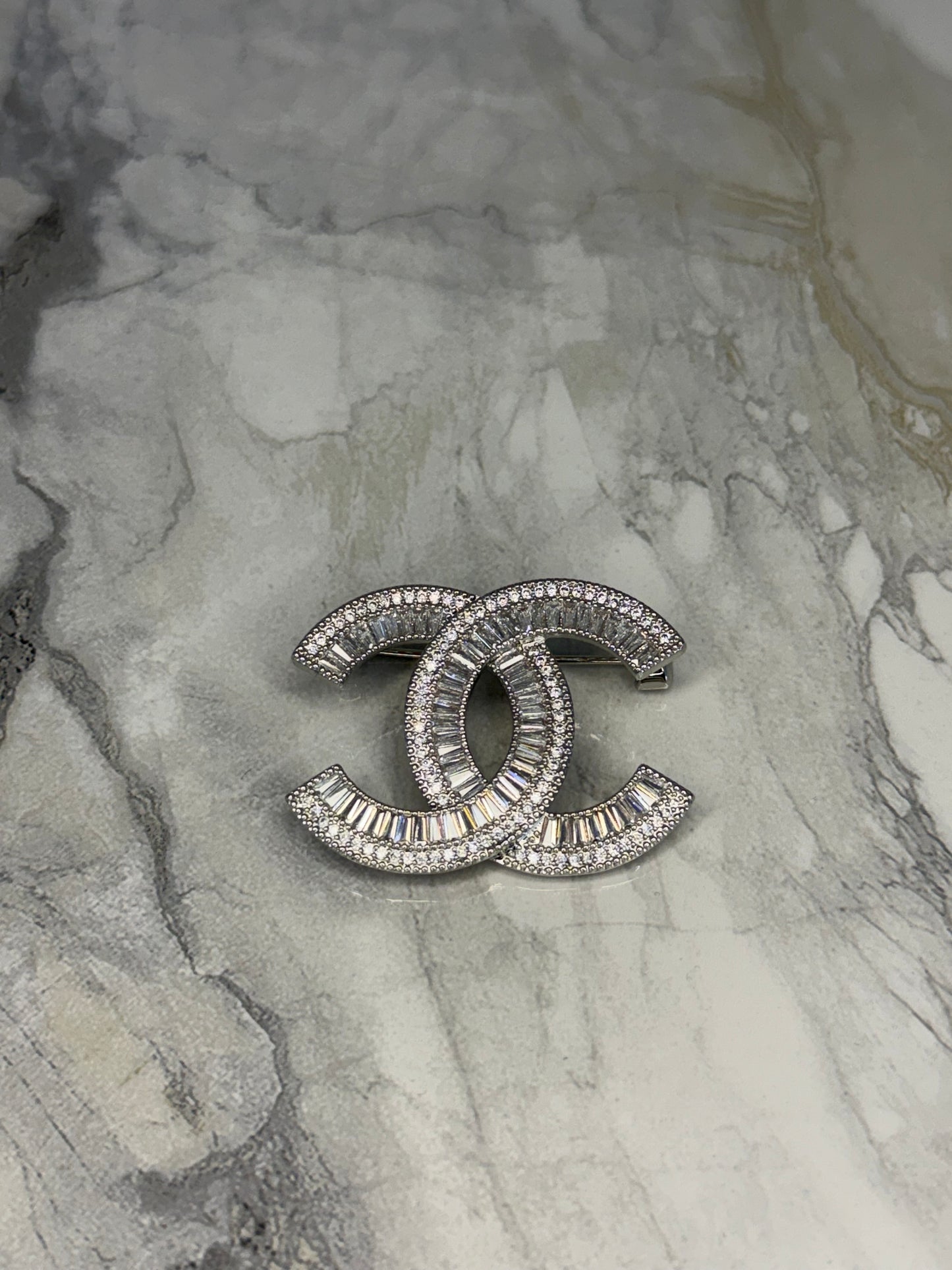 prendedor chanel de cristal sencillo