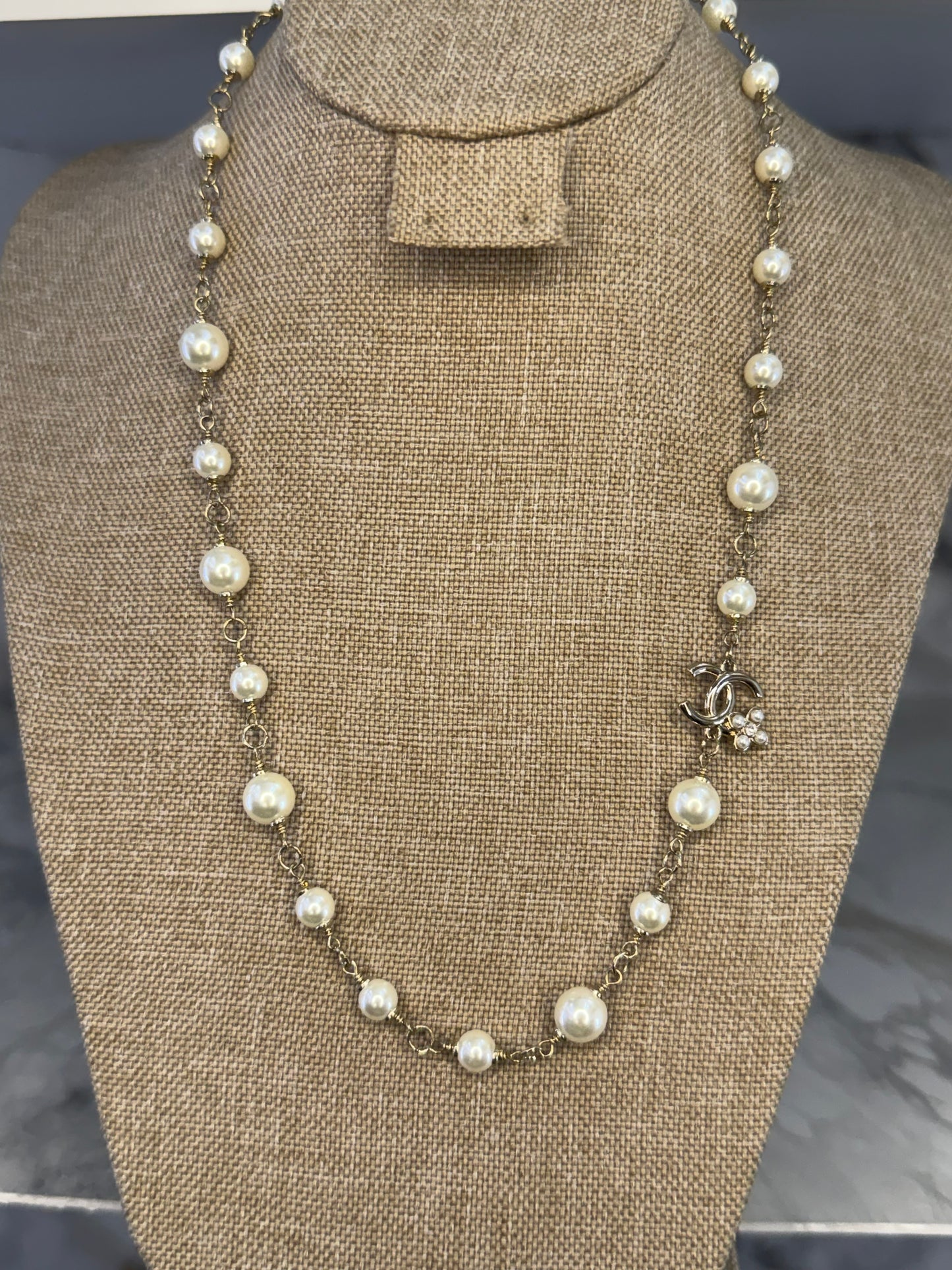 collar chanel de perlas logo/flor