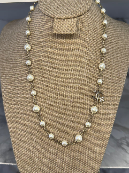 collar chanel de perlas logo/flor