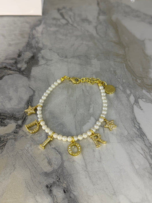 pulsera perlas Dior colgantes