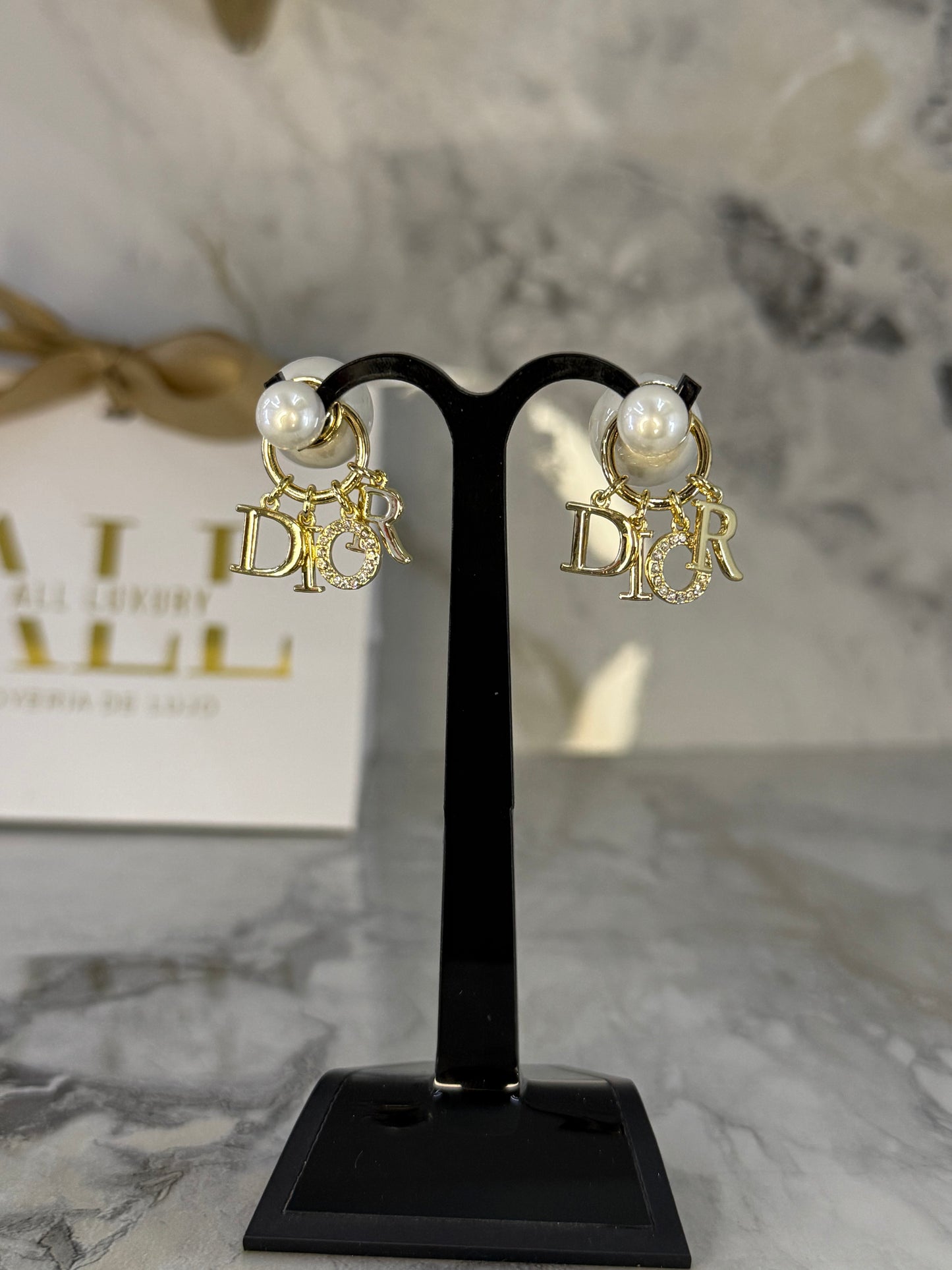 aretes Dior tribales letras colgantes