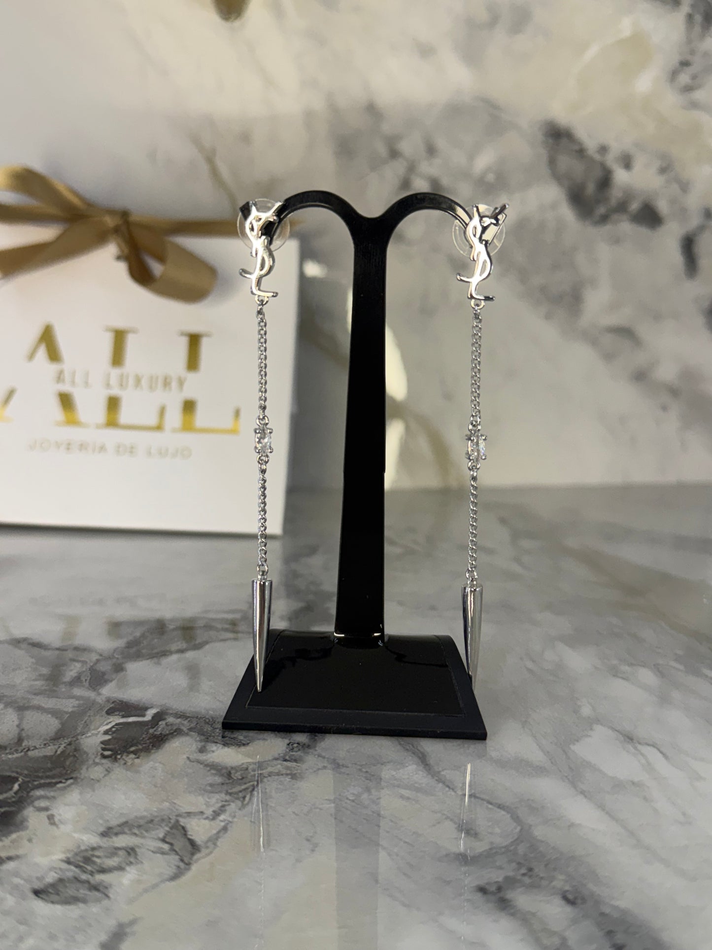 aretes ysl cadena