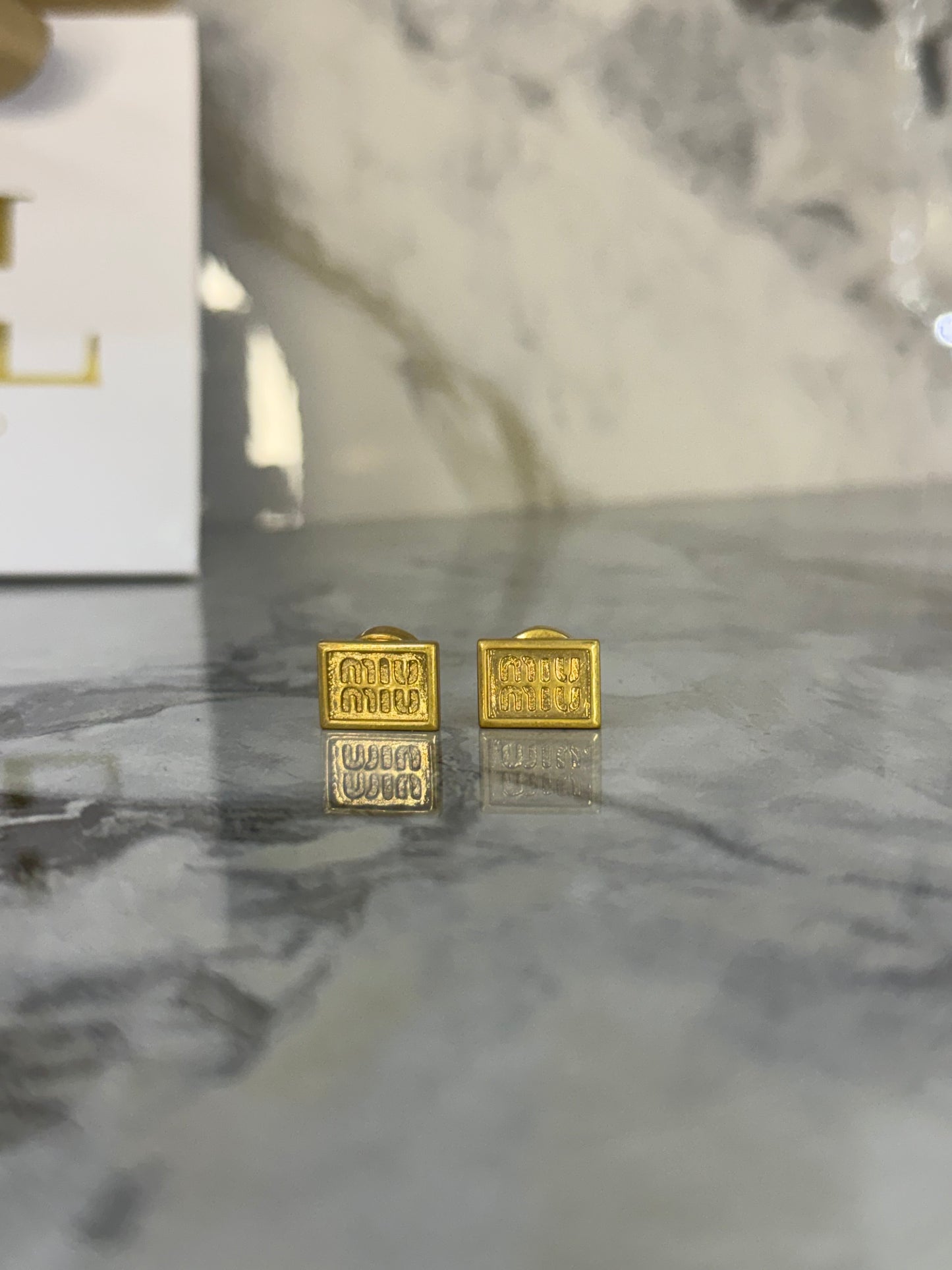 aretes placa miu miu